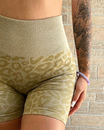 Seamless Leopard Shorts (Vanilla)