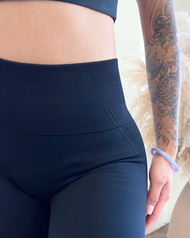 Nova Seamless Shorts (Black)